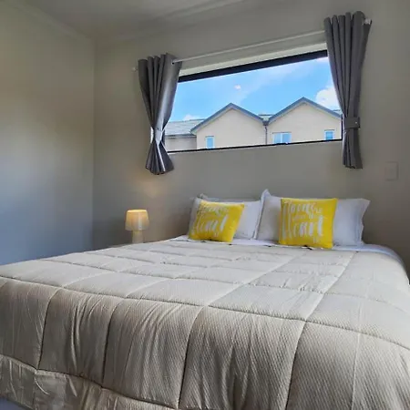Amazing The Waikato River-View Brand New Villa With 4 Bedrooms Hamilton Exterior photo