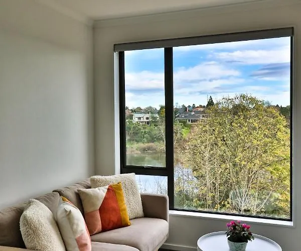 Amazing The Waikato River-View Brand New Villa With 4 Bedrooms