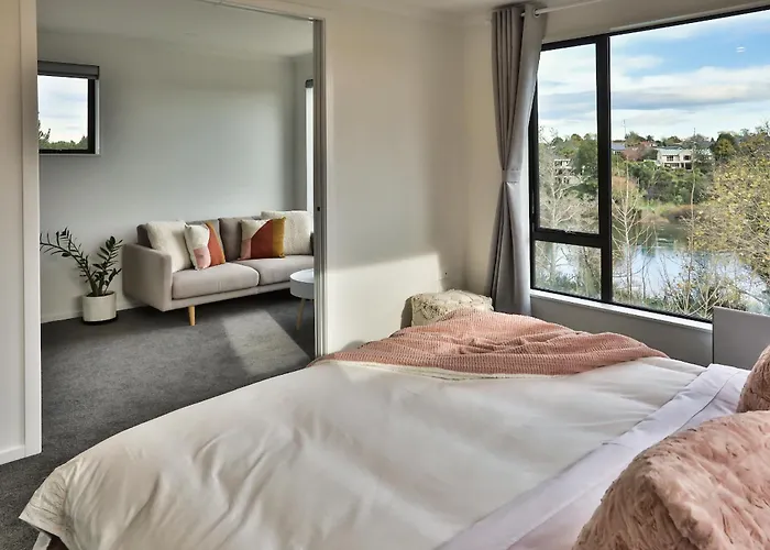 Amazing The Waikato River-View Brand New Villa With 4 Bedrooms