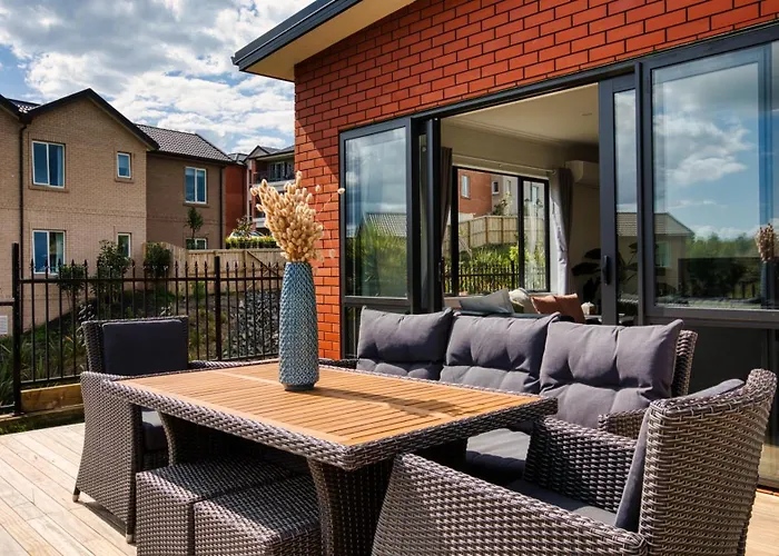 Amazing The Waikato River-View Brand New Villa With 4 Bedrooms