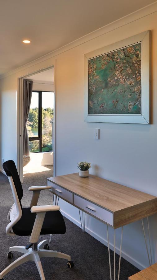 Amazing The Waikato River-view Brand New With 4 Bedrooms Holiday home Hamilton