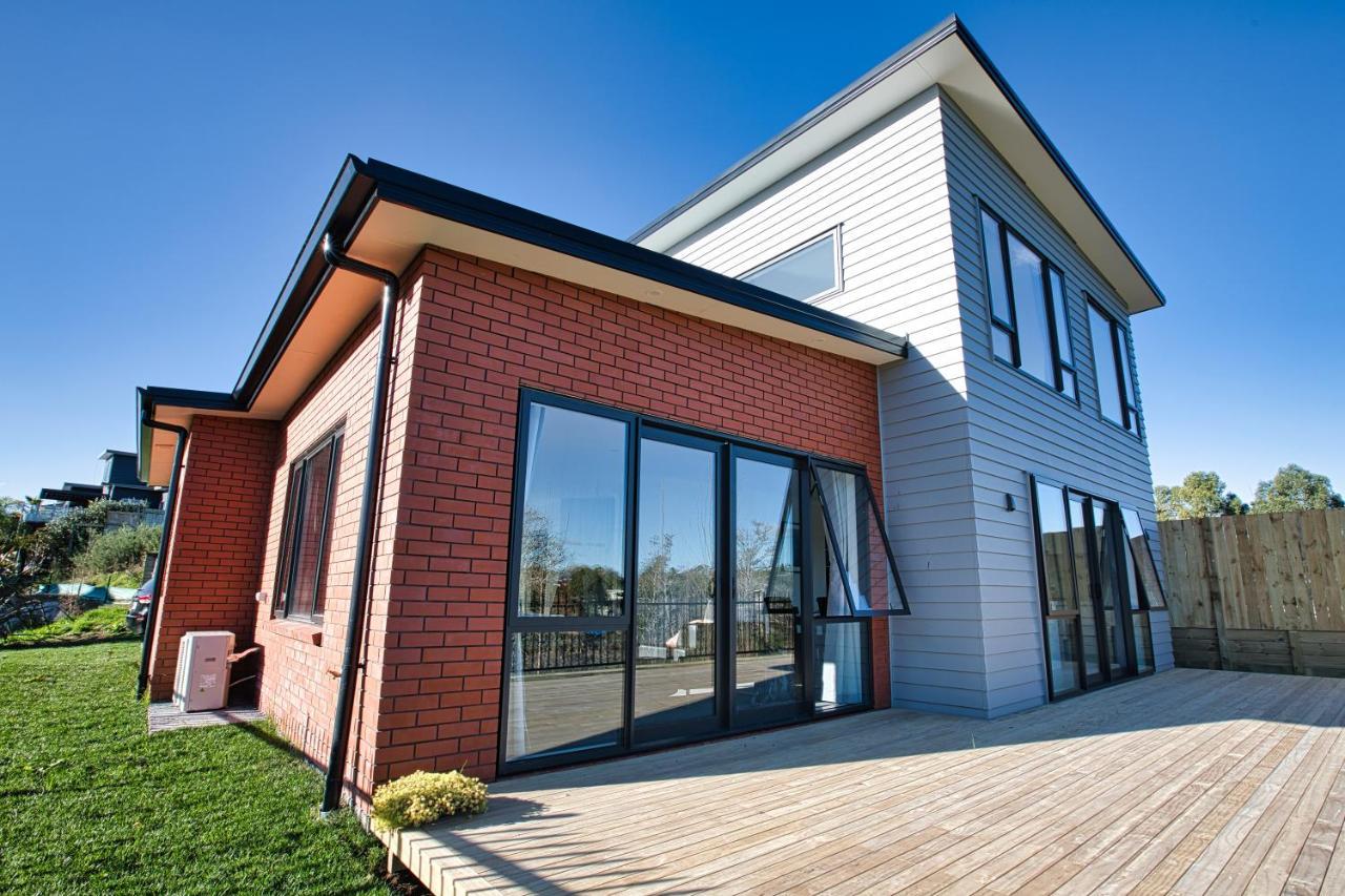 Amazing The Waikato River-view Brand New With 4 Bedrooms Holiday home Hamilton