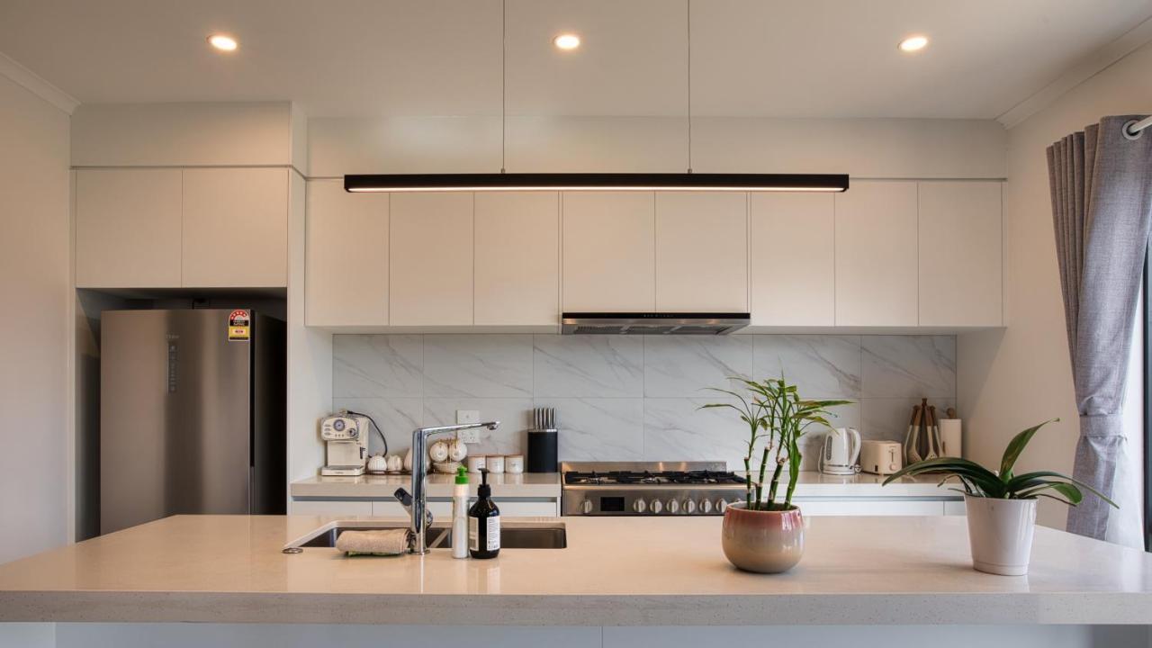Amazing The Waikato River-view Brand New With 4 Bedrooms Holiday home Hamilton
