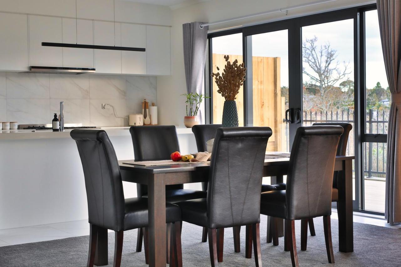 Amazing The Waikato River-view Brand New With 4 Bedrooms Holiday home Hamilton